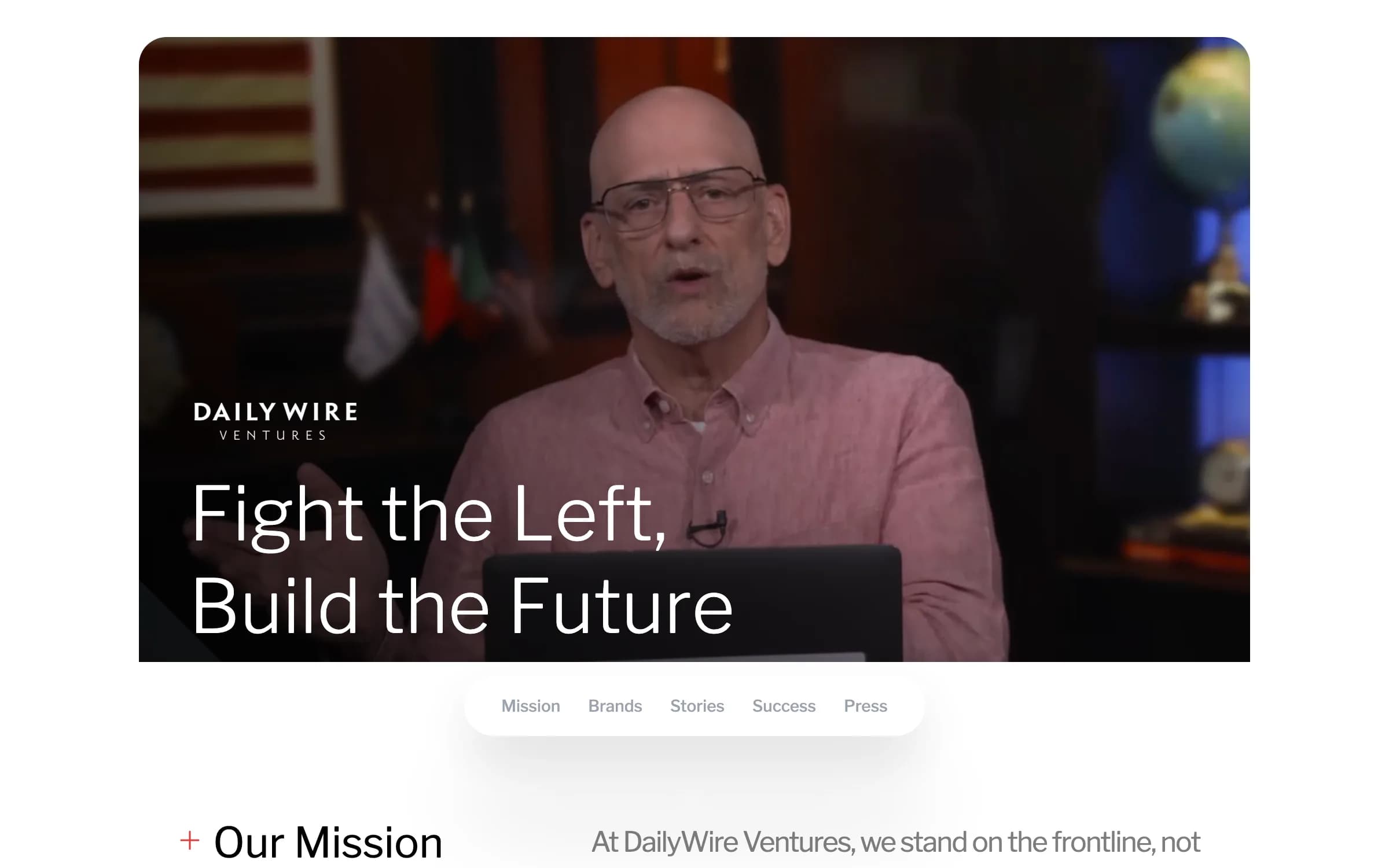Úvod webu DailyWire Ventures so záberom z videa a plávajúcou navigáciou